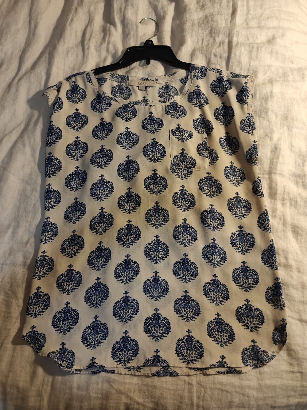 LOFT Sleeveless Navy Medallion Print Shell - White/Navy